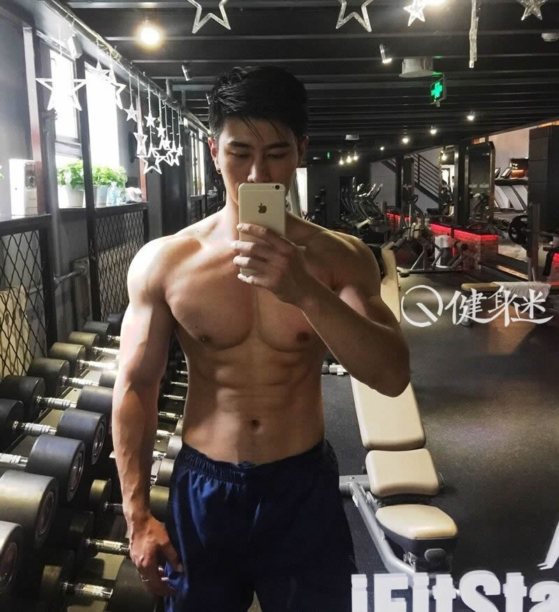 中国健身教练ifitstar夏致阳肌肉 健身房大秀帅气肌肉