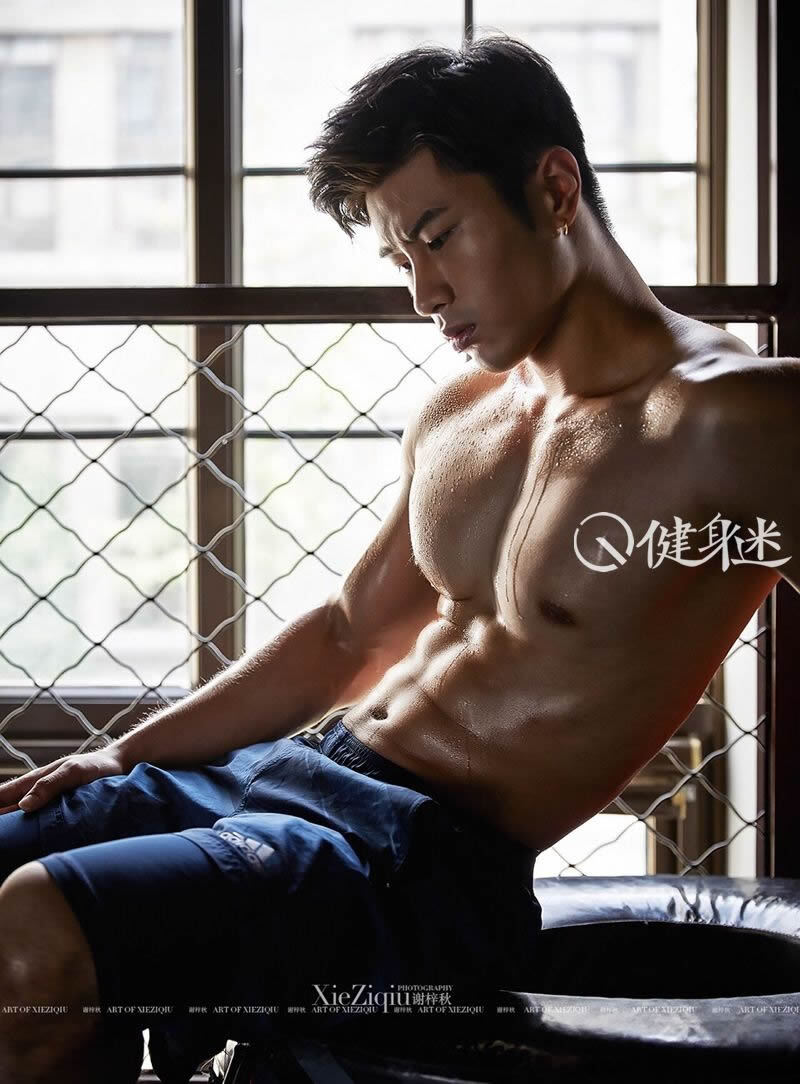 中国健身教练ifitstar夏致阳肌肉 健身房大秀帅气肌肉