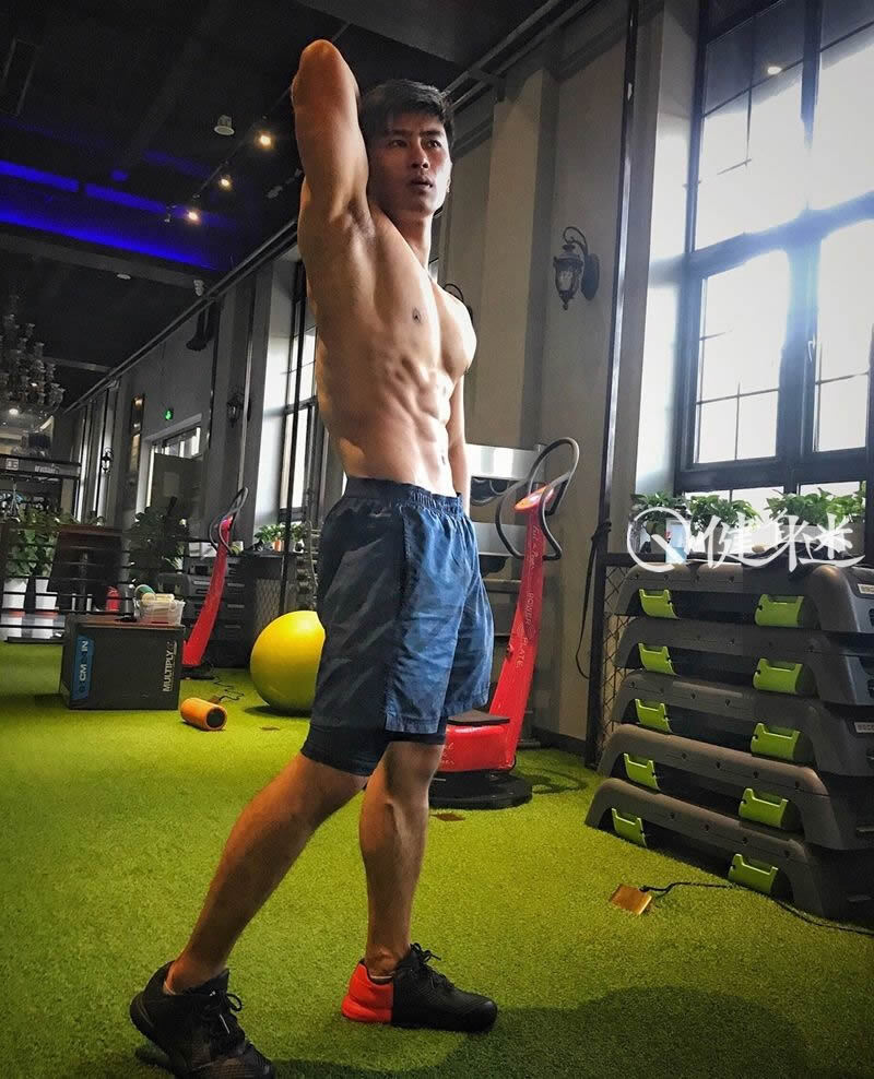 中国健身教练ifitstar夏致阳肌肉 健身房大秀帅气肌肉