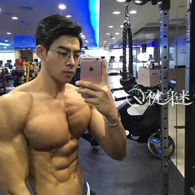 韩国肌肉男模Ji Young健身房秀腹肌
