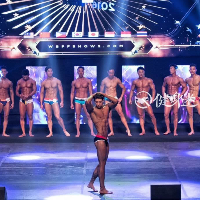 韩国肌肉男模Ji Young健身房秀腹肌