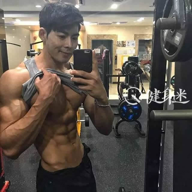 韩国肌肉男模Ji Young健身房秀腹肌