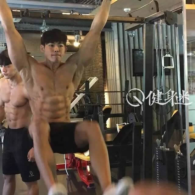 韩国肌肉男模Ji Young健身房秀腹肌
