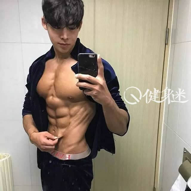 韩国肌肉男模Ji Young健身房秀腹肌