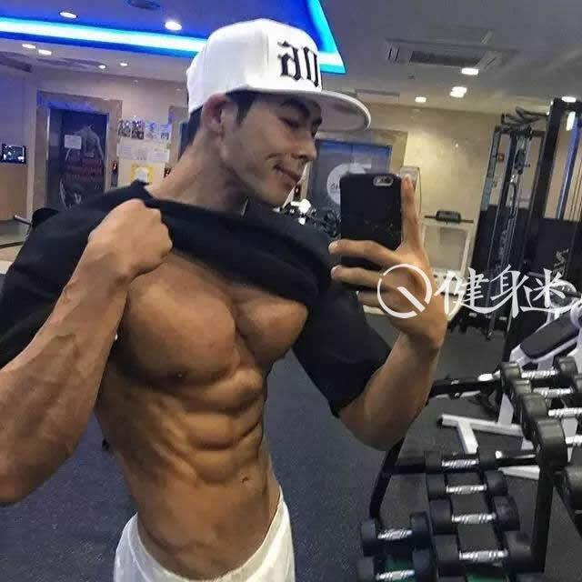 韩国肌肉男模Ji Young健身房秀腹肌