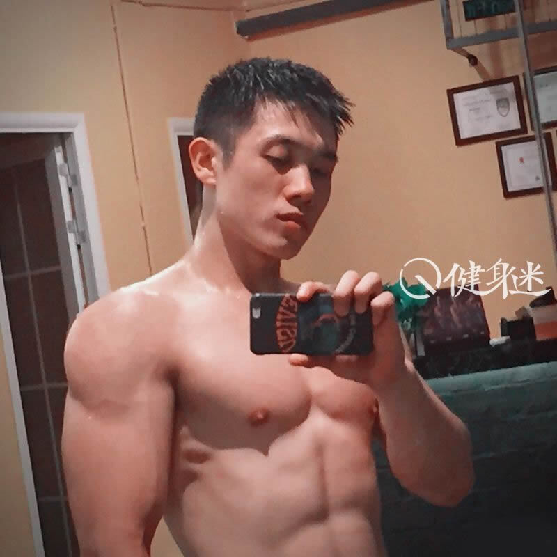 中国90后肌肉帅哥ALen 肌肉男健身房自拍图片
