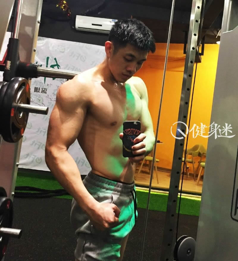 中国90后肌肉帅哥ALen 肌肉男健身房自拍图片