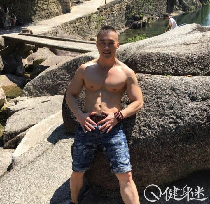 中国网络红人肌肉帅哥blued肌肉男主播聂教练