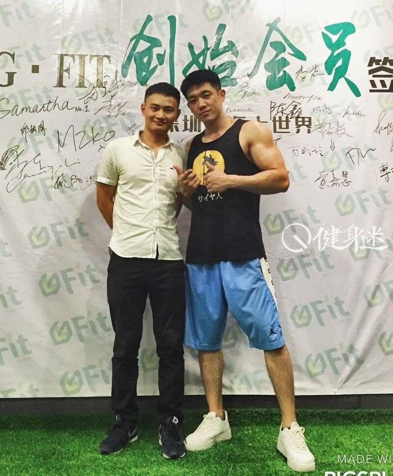 中国90后肌肉帅哥ALen 肌肉男健身房自拍图片
