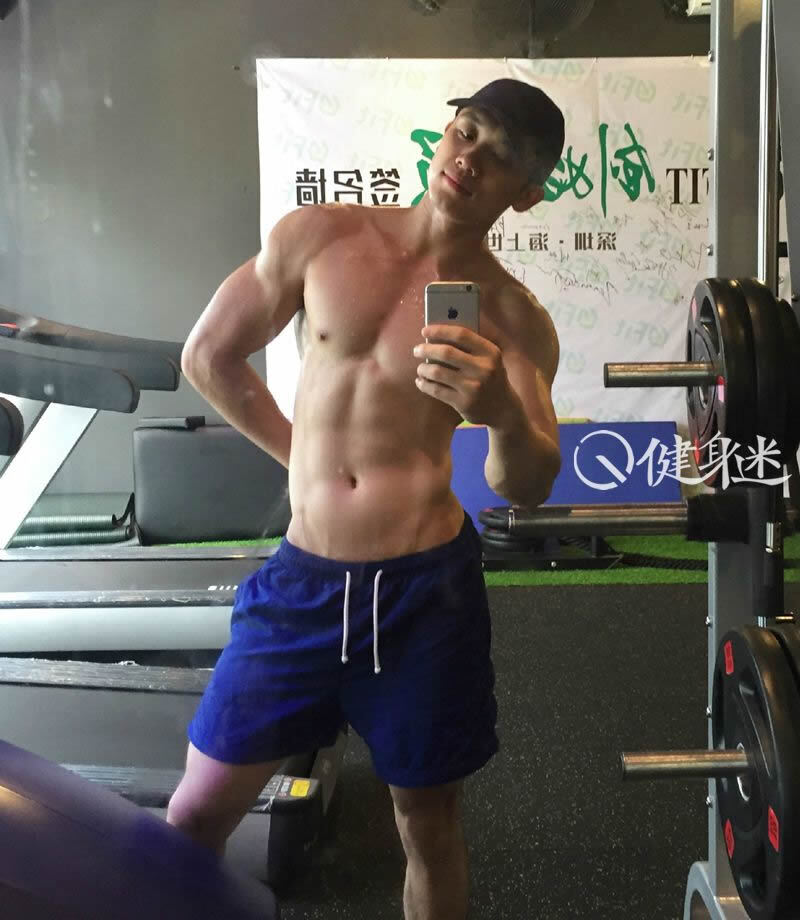 中国90后肌肉帅哥ALen 肌肉男健身房自拍图片