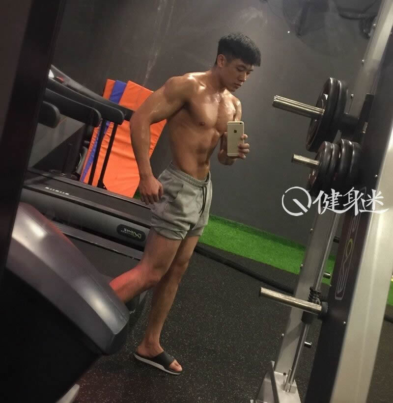 中国90后肌肉帅哥ALen 肌肉男健身房自拍图片
