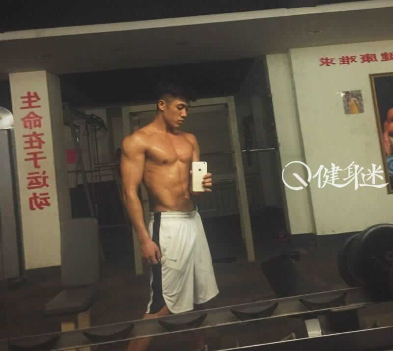 中国90后肌肉帅哥ALen 肌肉男健身房自拍图片