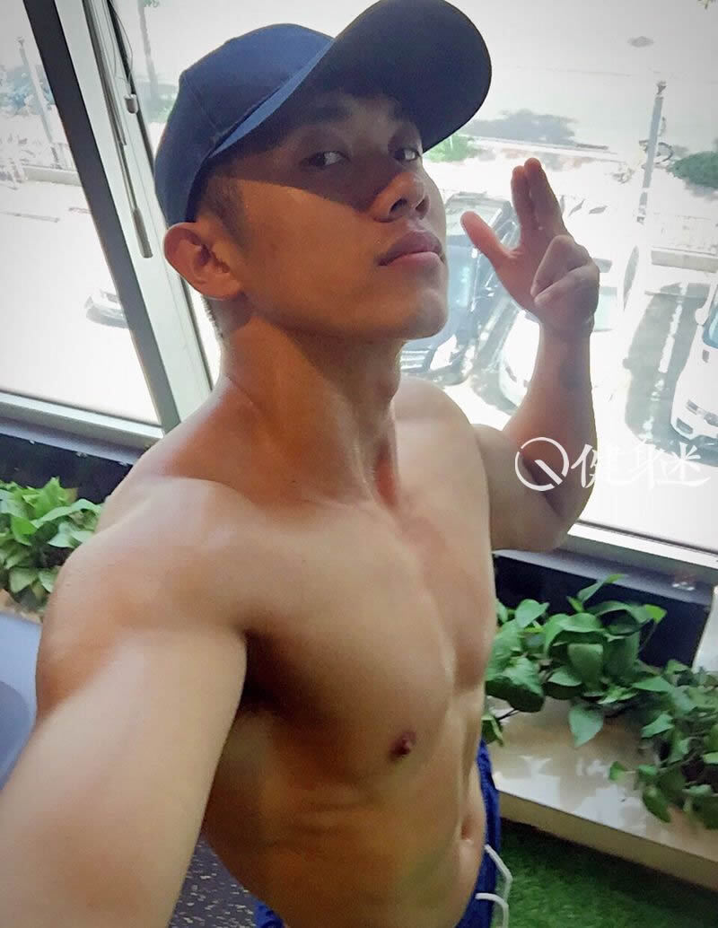 中国90后肌肉帅哥ALen 肌肉男健身房自拍图片