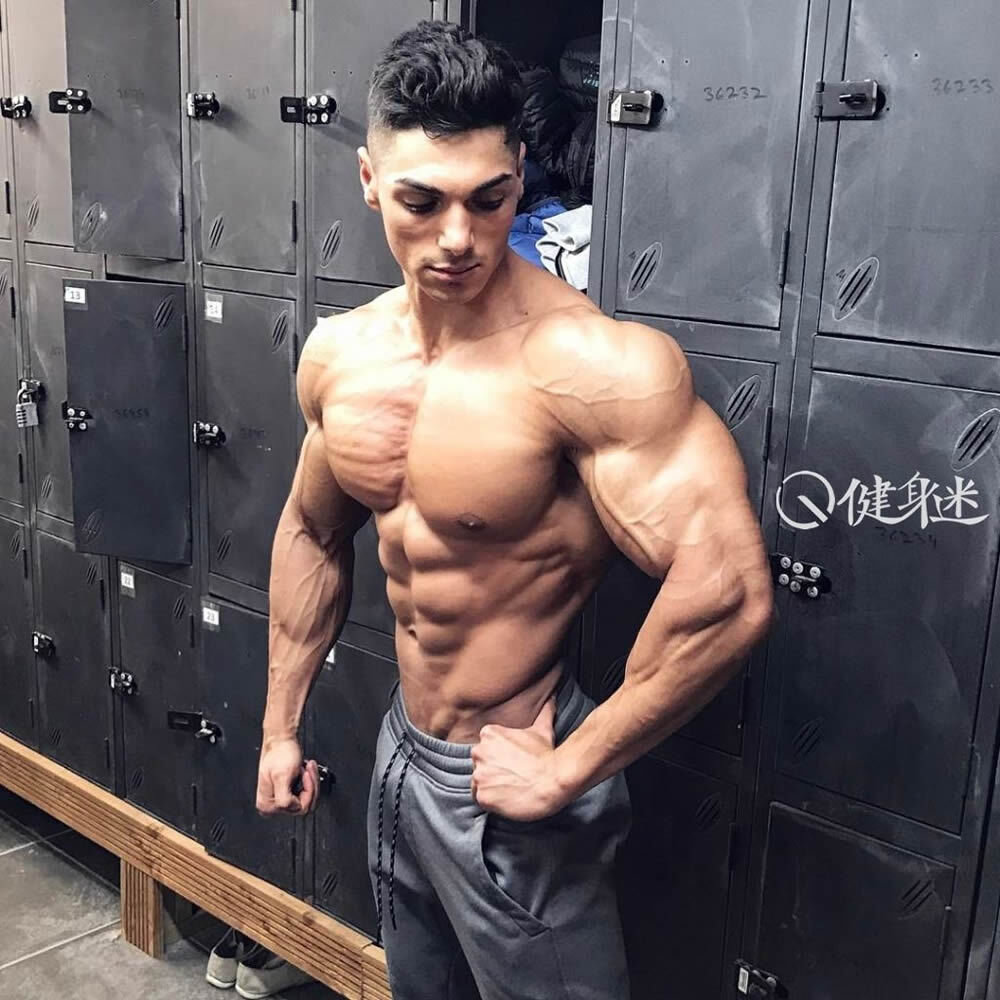 96年健身新秀英国肌肉男模Andrei Deiu健身房写真