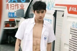 斯文帅哥撩起衣服秀腹肌,这身材谁顶得住?-大壹博客