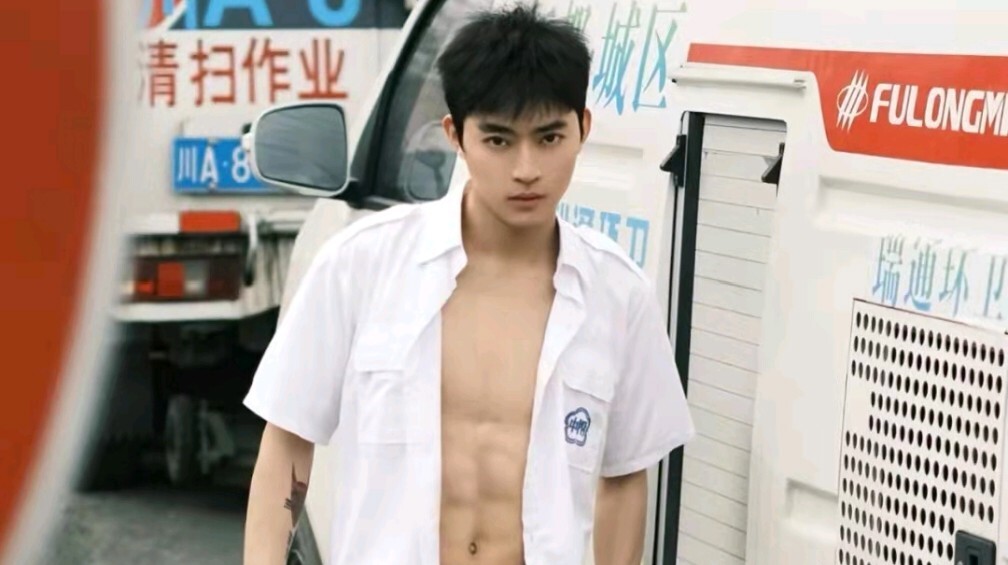 斯文帅哥撩起衣服秀腹肌，这身材谁顶得住？-大壹博客