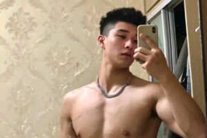喜欢玩自拍的肌肉小狼狗，这身材很难不爱-大壹博客