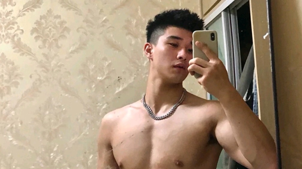 喜欢玩自拍的肌肉小狼狗，这身材很难不爱-大壹博客