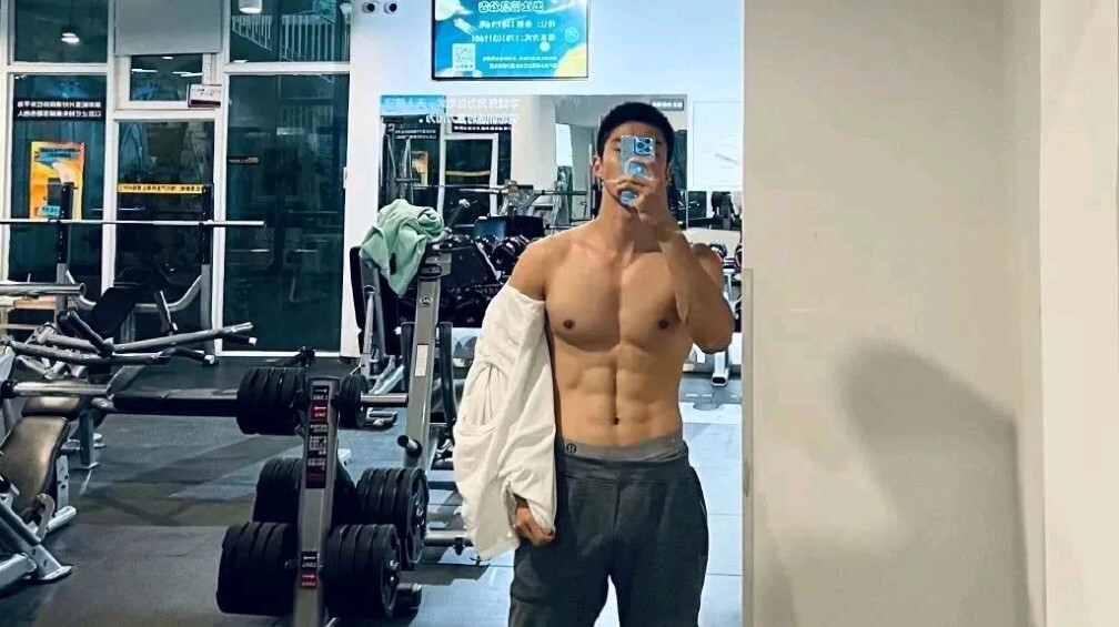 八块腹肌的网红健身博主，这身肌肉馋哭了好多人！-大壹博客