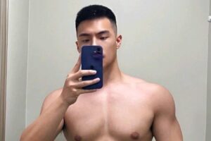 白袜肌肉型男爱玩自拍,黝黑肌肉尽显男人本色-大壹博客