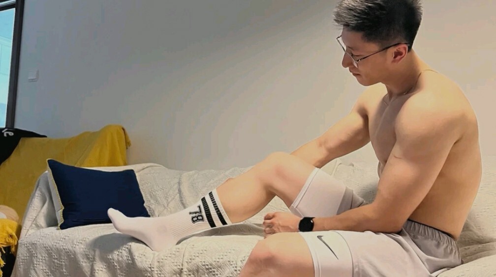 一身肌肉的居家小哥哥，身材结实匀称很养眼呢！-大壹博客