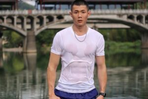 寸头肌肉体育生的小麦色肌肤太欲了，很养眼呢！-大壹博客