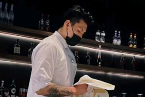 正装肌肉调酒师,好身材比酒更容易让人醉-大壹博客