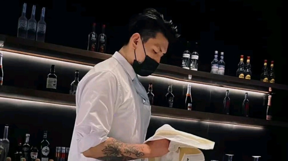 正装肌肉调酒师，好身材比酒更容易让人醉-大壹博客