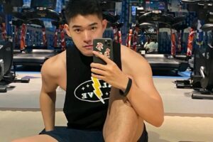 喜欢穿着白袜玩自拍的肌肉小狼狗,你爱了吗?-大壹博客