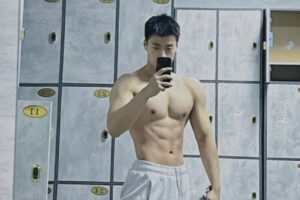肌肉小狼狗穿着灰裤子秀身材,实力强悍很有男人味-大壹博客