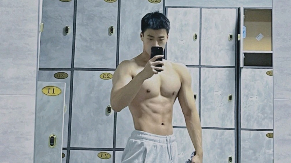 肌肉小狼狗穿着灰裤子秀身材，实力强悍很有男人味-大壹博客