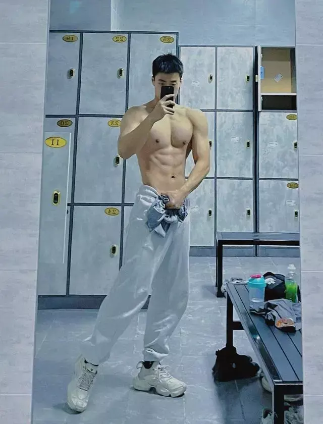 肌肉小狼狗穿着灰裤子秀身材,实力强悍很有男人味 肌肉小狼狗穿着灰裤子秀身材,实力强悍很有男人味