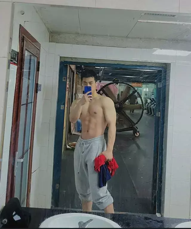 肌肉小狼狗穿着灰裤子秀身材,实力强悍很有男人味 肌肉小狼狗穿着灰裤子秀身材,实力强悍很有男人味