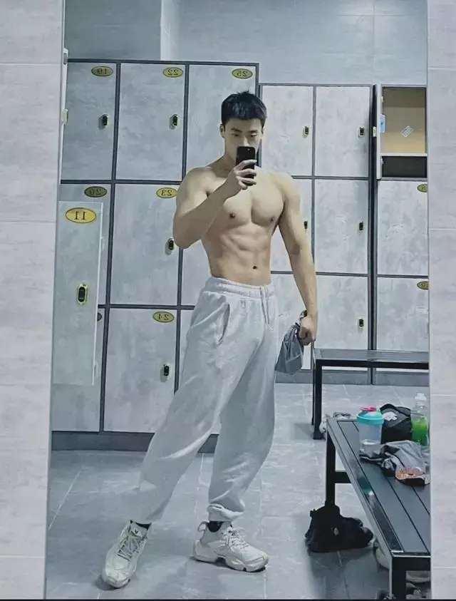 肌肉小狼狗穿着灰裤子秀身材,实力强悍很有男人味 肌肉小狼狗穿着灰裤子秀身材,实力强悍很有男人味