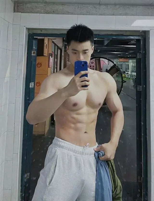 肌肉小狼狗穿着灰裤子秀身材,实力强悍很有男人味 肌肉小狼狗穿着灰裤子秀身材,实力强悍很有男人味