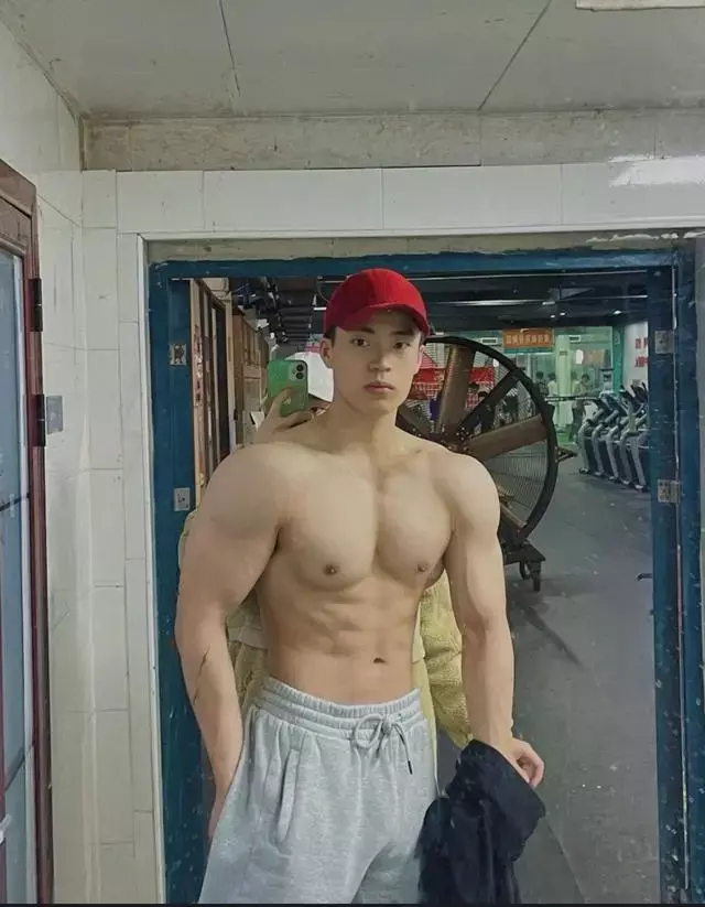 肌肉小狼狗穿着灰裤子秀身材,实力强悍很有男人味 肌肉小狼狗穿着灰裤子秀身材,实力强悍很有男人味