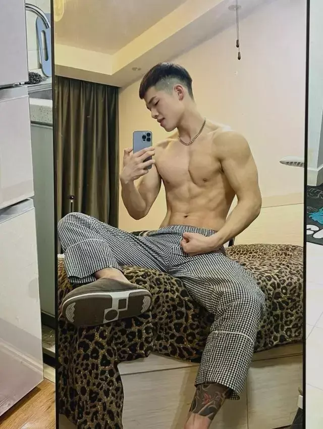 这枚爱健身的肌肉小伙私照有点野 这枚爱健身的肌肉小伙私照有点野