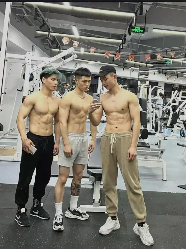 这枚爱健身的肌肉小伙私照有点野 这枚爱健身的肌肉小伙私照有点野