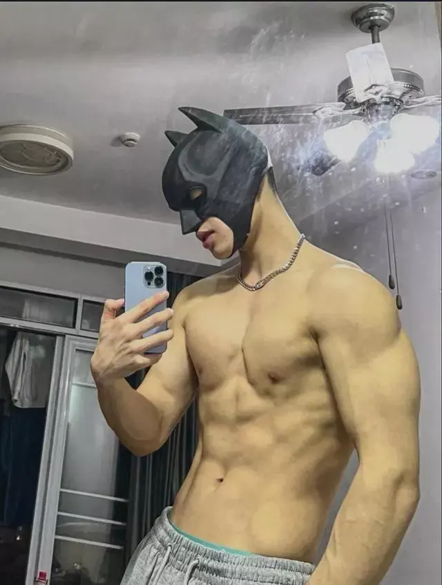这枚爱健身的肌肉小伙私照有点野 这枚爱健身的肌肉小伙私照有点野