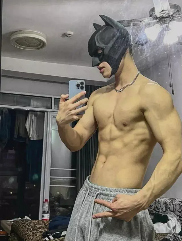 这枚爱健身的肌肉小伙私照有点野 这枚爱健身的肌肉小伙私照有点野