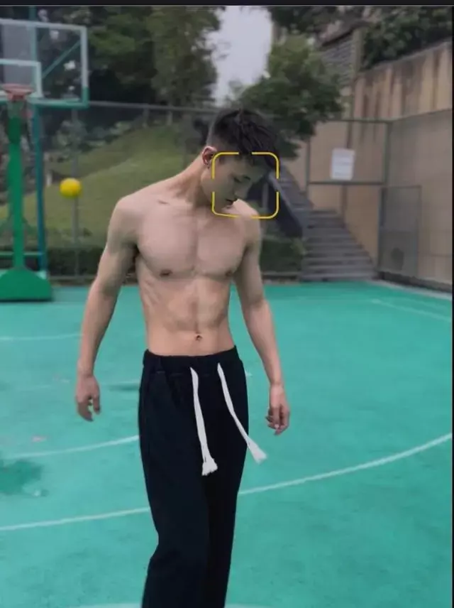 斯文帅气的白衬衫小哥秀起身材来这么野 斯文帅气的白衬衫小哥秀起身材来这么野