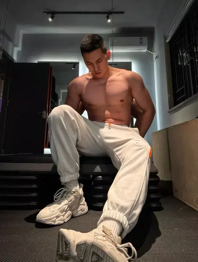这枚黑屏肌肉小狼狗的身材有点壮哦 这枚黑屏肌肉小狼狗的身材有点壮哦