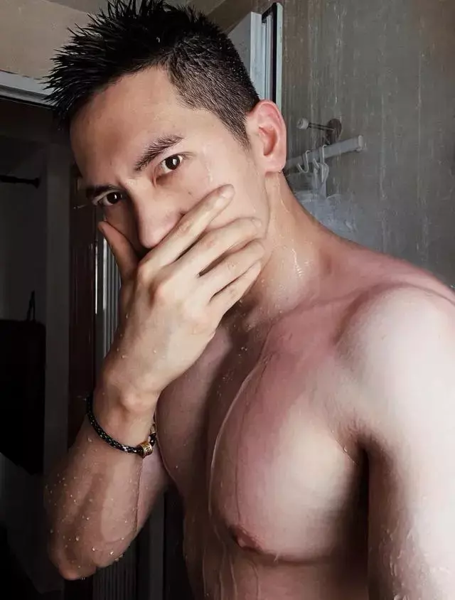 这枚黑屏肌肉小狼狗的身材有点壮哦 这枚黑屏肌肉小狼狗的身材有点壮哦