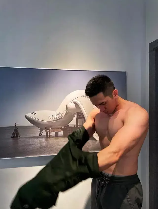 这枚黑屏肌肉小狼狗的身材有点壮哦 这枚黑屏肌肉小狼狗的身材有点壮哦