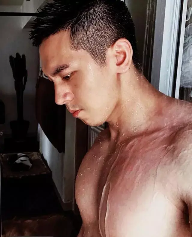 这枚黑屏肌肉小狼狗的身材有点壮哦 这枚黑屏肌肉小狼狗的身材有点壮哦