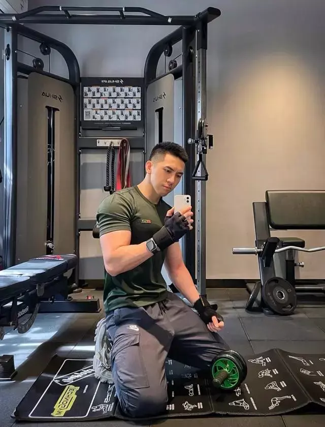 这枚黑屏肌肉小狼狗的身材有点壮哦 这枚黑屏肌肉小狼狗的身材有点壮哦