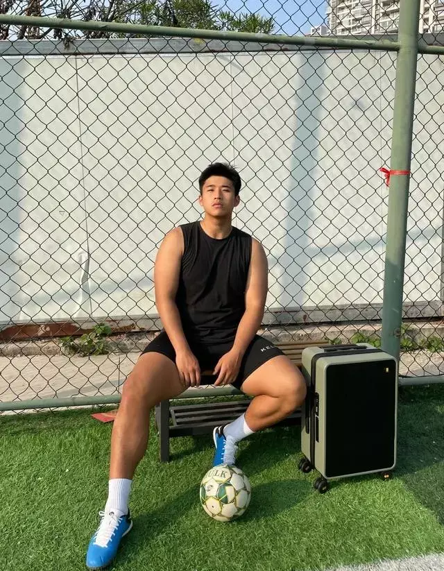 这枚黑皮足球运动员有点壮,白袜也很上头哦 这枚黑皮足球运动员有点壮,白袜也很上头哦
