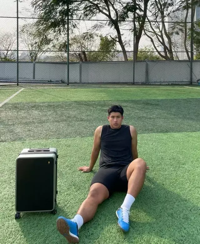 这枚黑皮足球运动员有点壮,白袜也很上头哦 这枚黑皮足球运动员有点壮,白袜也很上头哦