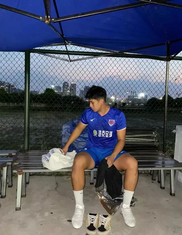 这枚黑皮足球运动员有点壮,白袜也很上头哦 这枚黑皮足球运动员有点壮,白袜也很上头哦