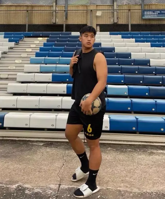 这枚黑皮足球运动员有点壮,白袜也很上头哦 这枚黑皮足球运动员有点壮,白袜也很上头哦
